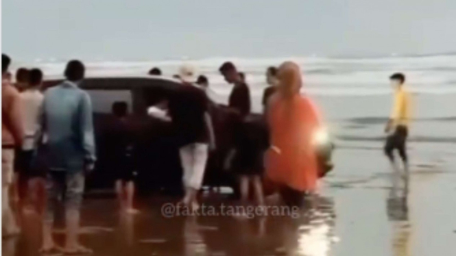 Mobil terjebaq di pasir Pantai Bagedur, Malingping Lebak Banten
