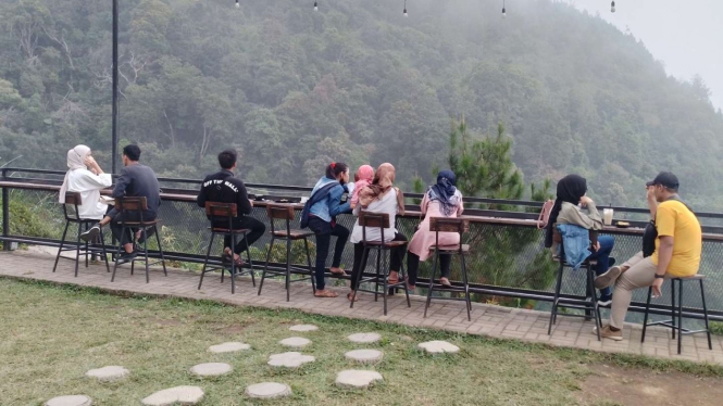 Wisatawan menikmati kuliner di tepi lembah Gunung Ungaran, Jateng.