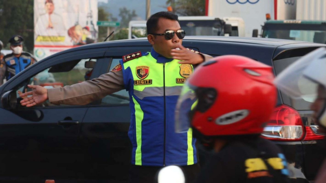 Petugas Kepolisian Sektor Khusus Pelabuhan (KSKP) Banten mengatur lalu lintas.