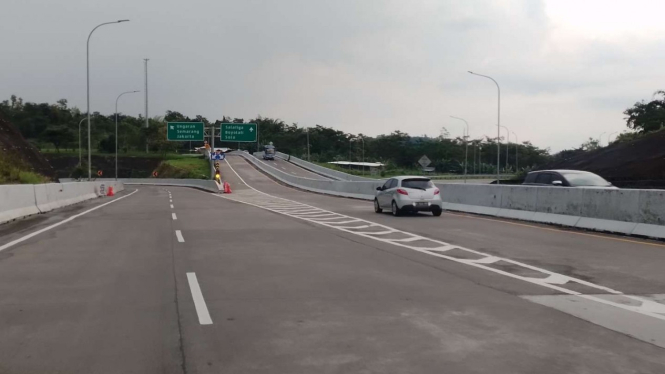 Jalan tol Semarang-Solo di Bawen terpantu lancar, Minggu, 8 Mei 2022.