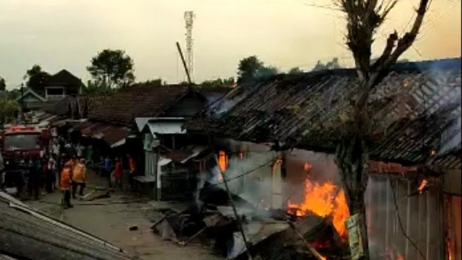 Pedagang Pasar Tradisional Purwokerto, Ngadiluwih, Kabupaten Kediri terbakar.