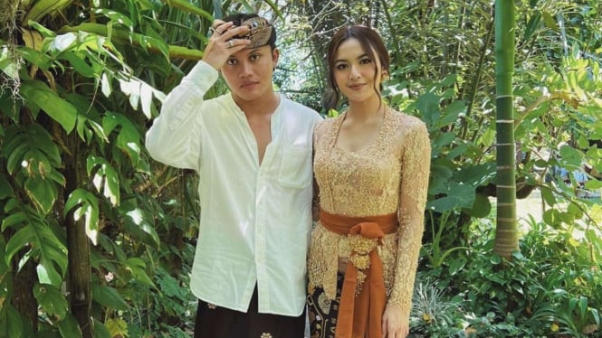 Potret Rizky Febian kenakan pakaian adat Bali bersama Mahalini