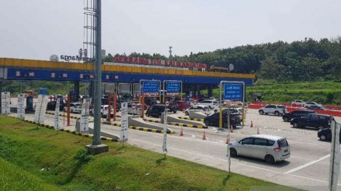 Sejumlah mobil melintas di gerbang Tol Kalikangkung Semarang, Jawa Tengah, Senin siang, 9 Mei 2022, pada H+6 arus balik Lebaran 2022.