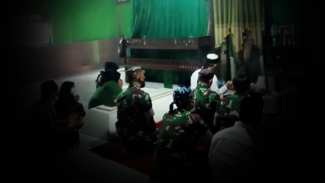 VIVA Militer: Kolonel Dany Rakca Andalasawan di makam Pangeran Walangsungsang.