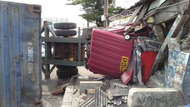 Truk kontainer terguling di Kranji Bekasi.