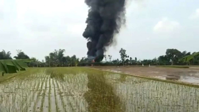 Asap membumbung tinggi saat kebakaran pipa Pertamina di Indramayu.