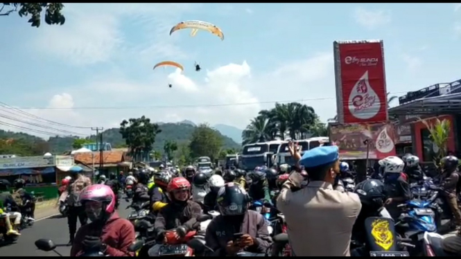 Polres Garut Gunakan Motor Paralayang Pantau Arus Balik Lebaran 2022