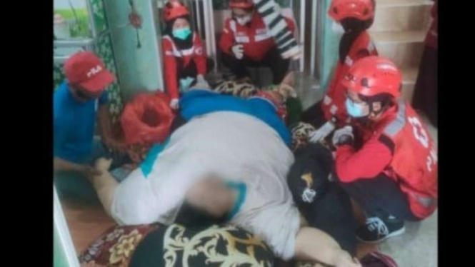 Pria berat 275 kilogram yang terjatuh di lift di rumahnya, Malang.
