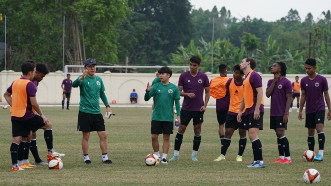 Shin Tae-yong memimpin latihan Timnas Indonesia