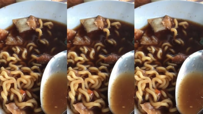 Viral! Makan Mie Ayam Ada Belatungnya