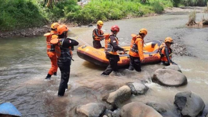 Tim SAR gabungan berupaya melakukan pencarian di Sungai Kupang Batang.