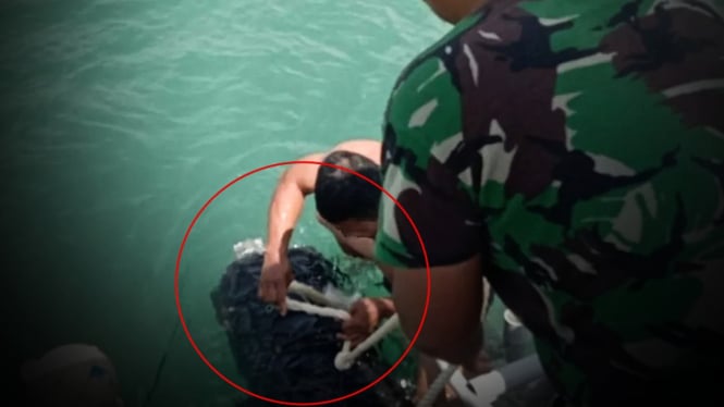 VIVA Militer: Prajurit TNI Koarmada I amankan plastik.