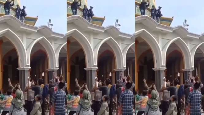 Viral Pedagang Pecel Lele Bagi-bagi Uang dari Atas Masjid 
