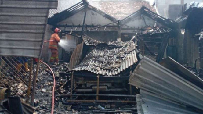 Lapak usaha di Tangerang terbakar akibat cekcok suami-istri, Selasa, 10 Mei 2022