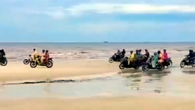 Konvoi motor di pantai