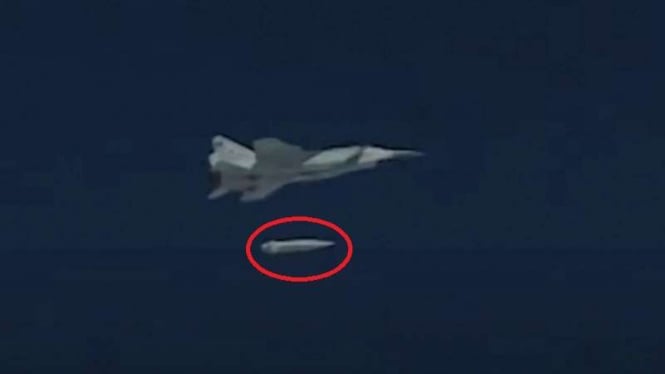 VIVA Militer: Jet tempur Tupolev Tu-22 menjatuhkan rudal hipersonik Kinzhal