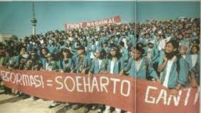 aksi mahasiswa menuntut presiden Soeharto mundur dari jabatannya pada tahun 1998