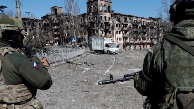 VIVA Militer: Tentara Rusia berpatroli di Mariupol, Ukraina