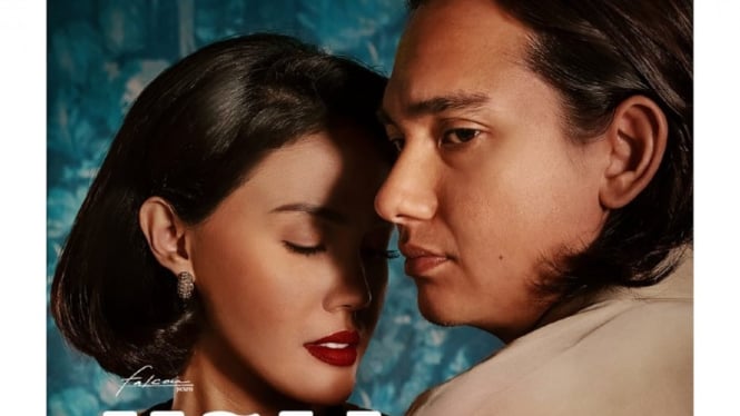 Adipati Dolken dan Della Dartyan dalam film Kambodja 