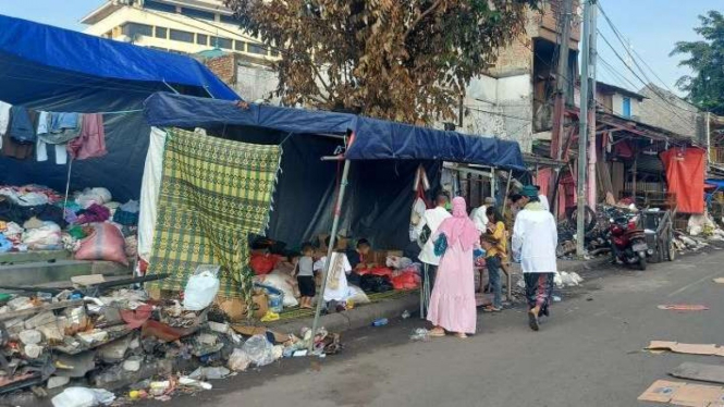 Warga korban kebakaran bersilahturahmi usai salat Idul Fitri di Pasar Gembrong.
