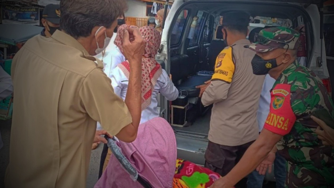 VIVA Militer: TNI Evakuasi Gibran ke rumah sakit.
