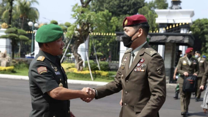 VIVA Militer: KSAD Jenderal Dudung sambut kedatangan Panglima AD Singapura