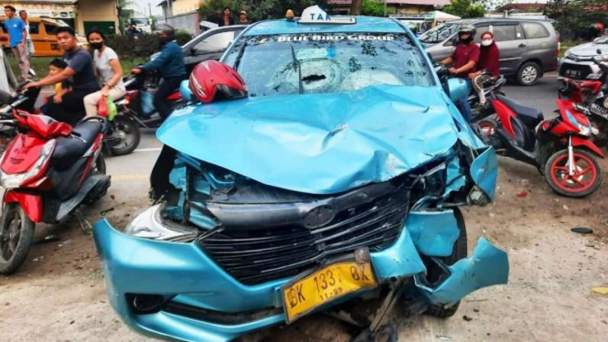 Taksi Blue Bird menabrak pemotor di Deli Serdang hingga tewas.