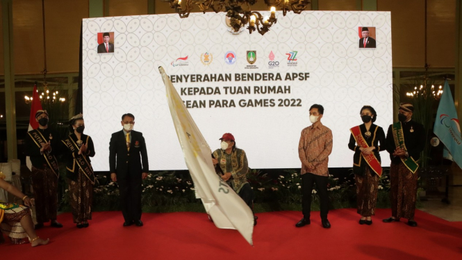 Penyerahan bendera ASEAN Para Games 2022