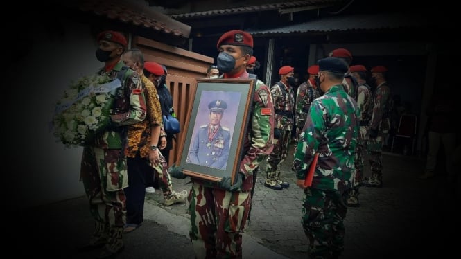 VIVA Militer: Prajurit Baret Merah di rumah duka Danjen Kopassus ke-6.