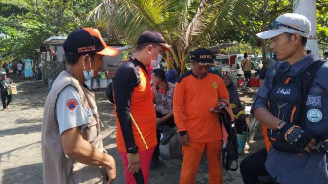 Tim SAR mencari wisawatan yang terseret ombak di Pantai Barat Pangandaran.