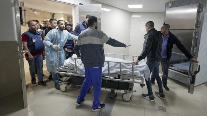 Para petugas medis dan jurnalis membawa jenazah Shireen Abu Akleh ke rumah sakit di Tepi Barat.