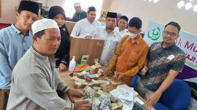 Nurkhalis, pedagang Siomay asal Indra Makmu, Aceh Timur, saat membayar biaya ibadah haji di Kantor Kementerian Agama Aceh Timur di Aceh Timur, Provinsi Aceh, Selasa, 10 Mei 2022.