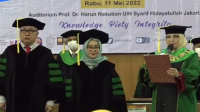 Prof. drs. Jajang Jahroni, M.A, PhD dan Prof. Dr. Ratna Sari Dewi, S.Pd, M.Pd. dikukuhkan oleh Prof. Dr. Amany Lubis, M.A 