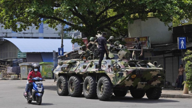 Sri Lanka kerahkan pasukan dan kendaraan lapis baja di Ibu Kota.