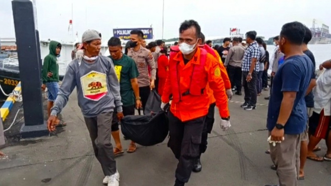 Tim gabungan saat melakukan evakuasi ketiga jasad satu keluarga ditemukan tewas di Perairan Belawan, Kota Medan.