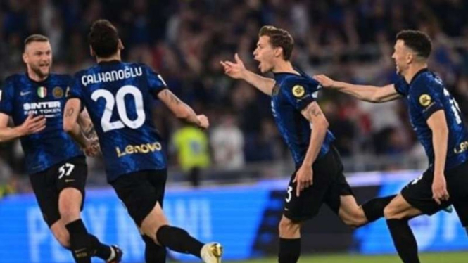 Pemain Inter Milan rayakan gol Nicolo Barella