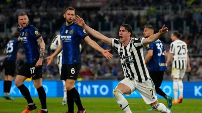 Pemain Juventus, Dusan Vlahovic rayakan gol ke gawang Inter Milan.
