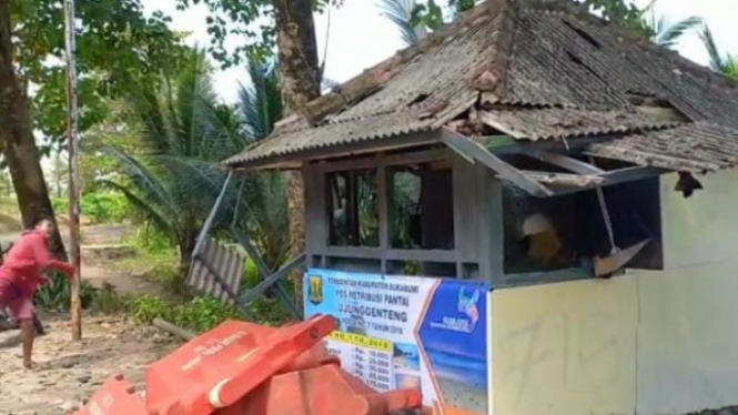 Pos retribusi pantai wisata Ujung Genteng Sukabumi dirusak warga