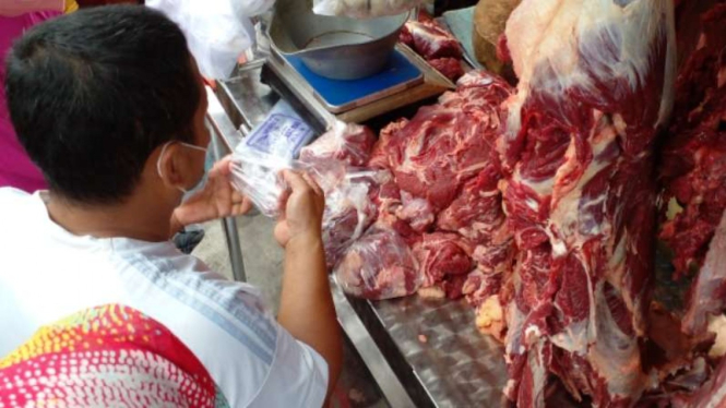 Pedagang daging di Pasar Rasamala Banyumanik Semarang.