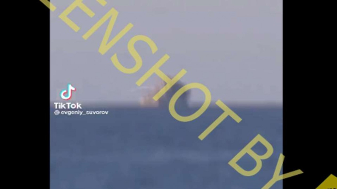 Tangkapan layar (screenshot) video di Twitter yang menunjukkan sebuah kapal yang diklaim sebagai kapal Moskva milik militer Rusia meledak di laut setelah dihantampa rudal Ukraina.