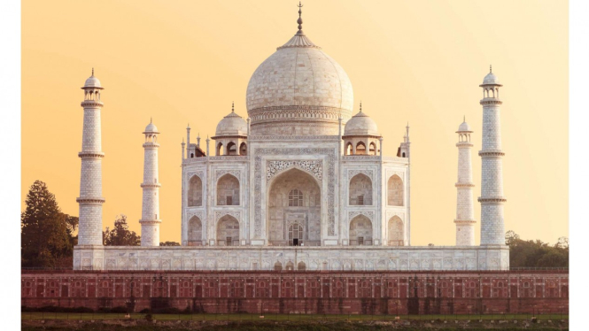 Perubahan Warna di Taj Mahal Saat Matahari Terbenam