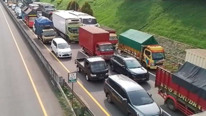 Jalan Tol Semarang ABC macet total sepanjang hampir 10 kilometer.