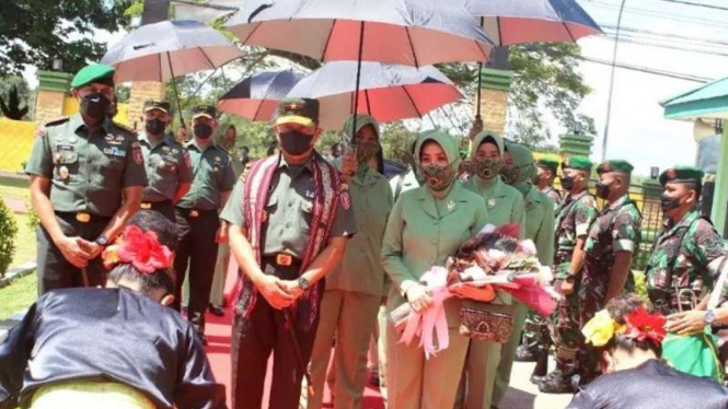 VIVA Militer: Danrem 091/ASN Brigjen TNI Dendi Suryadi kunjungi Makodim 0906/KKR