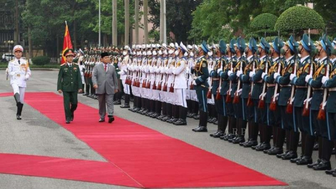 VIVA Militer: Menhan RI Prabowo disambut upacara jajar kehormatan di Vietnam