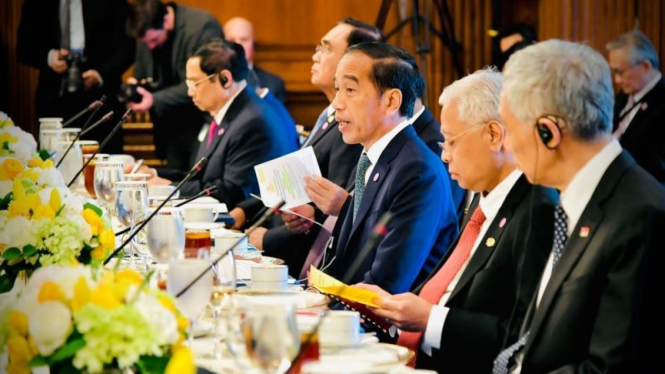 Presiden RI Joko Widodo (Jokowi) dalam jamuan santap siang pemimpin negara-negara ASEAN oleh Ketua Dewan Perwakilan Amerika Serikat (AS) Nancy Pelosi dan Anggota Kongres AS di Capitol Hill, Washington DC, Kamis 12 Mei 2022.