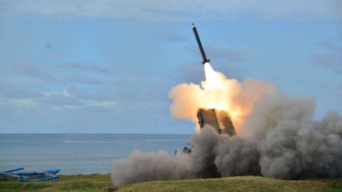 VIVA Militer: KSAD Jenderal Dudung uji coba rudal Astros milik TNI AD