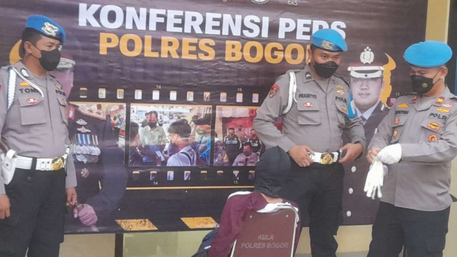 Polisi memperlihatkan seorang pria eks narapidana terorisme yang disangka menculik 12 anak dalam konferensi pers di kantor Polres Bogor, Jawa Barat, Jumat, 13 Mei 2022.