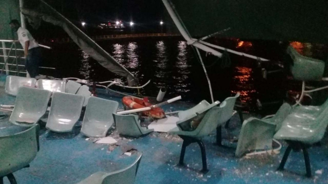 Satu bagian dek kapal penumpang dengan sejumlah kursi rusak dan berantakan usai insiden tabrakan dengan kapal lain di Pelabuhan Ketapang, Banyuwangi, Jawa Timur, Jumat, 13 Mei 2022.