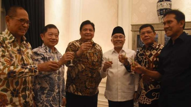 Ketua Umum Partai Golkar Airlangga Hartarto (ketiga kiri) berbincang dengan Ketua Umum PAN Zulkifli Hasan (ketiga kanan) dan Ketua Umum PPP Suharso Monoarfa (kedua kiri) didampingi jajaran pengurus partai saat mengelar pertemuan di Jakarta, Kamis, 12 Mei 