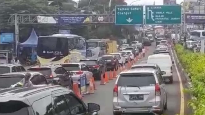 Polres Bogor tak hanya menerapkan rekayasa arus lalu lintas one way atau satu arah menuju kawasan Puncak, Bogor, untuk mengantisipasi membludaknya wisatawan dalam masa libur panjang akhir pekan, Sabtu, 14 Mei 2022.
